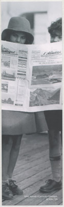 biblioteca_003.jpg - Niños leyendo el periódico Atlantique. M. WALTER